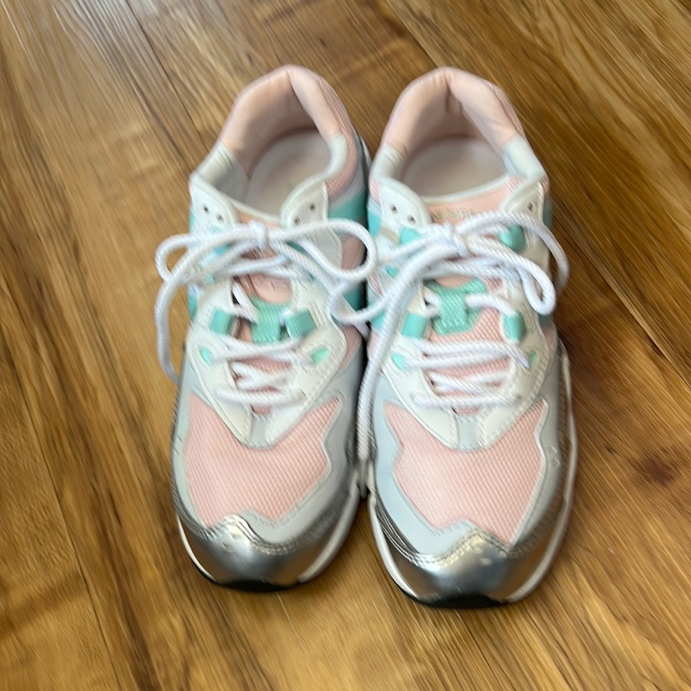 Really cuteNew Balance tennis shoes